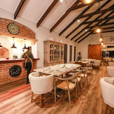 Otjiwa Safari Lodge Очиваронго Екстериор снимка