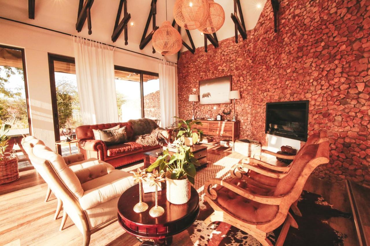 Otjiwa Safari Lodge Очиваронго Екстериор снимка