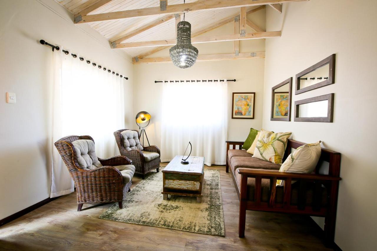 Otjiwa Safari Lodge Очиваронго Екстериор снимка