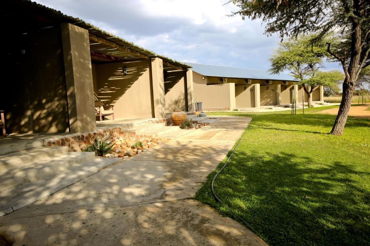 Otjiwa Safari Lodge Очиваронго Екстериор снимка