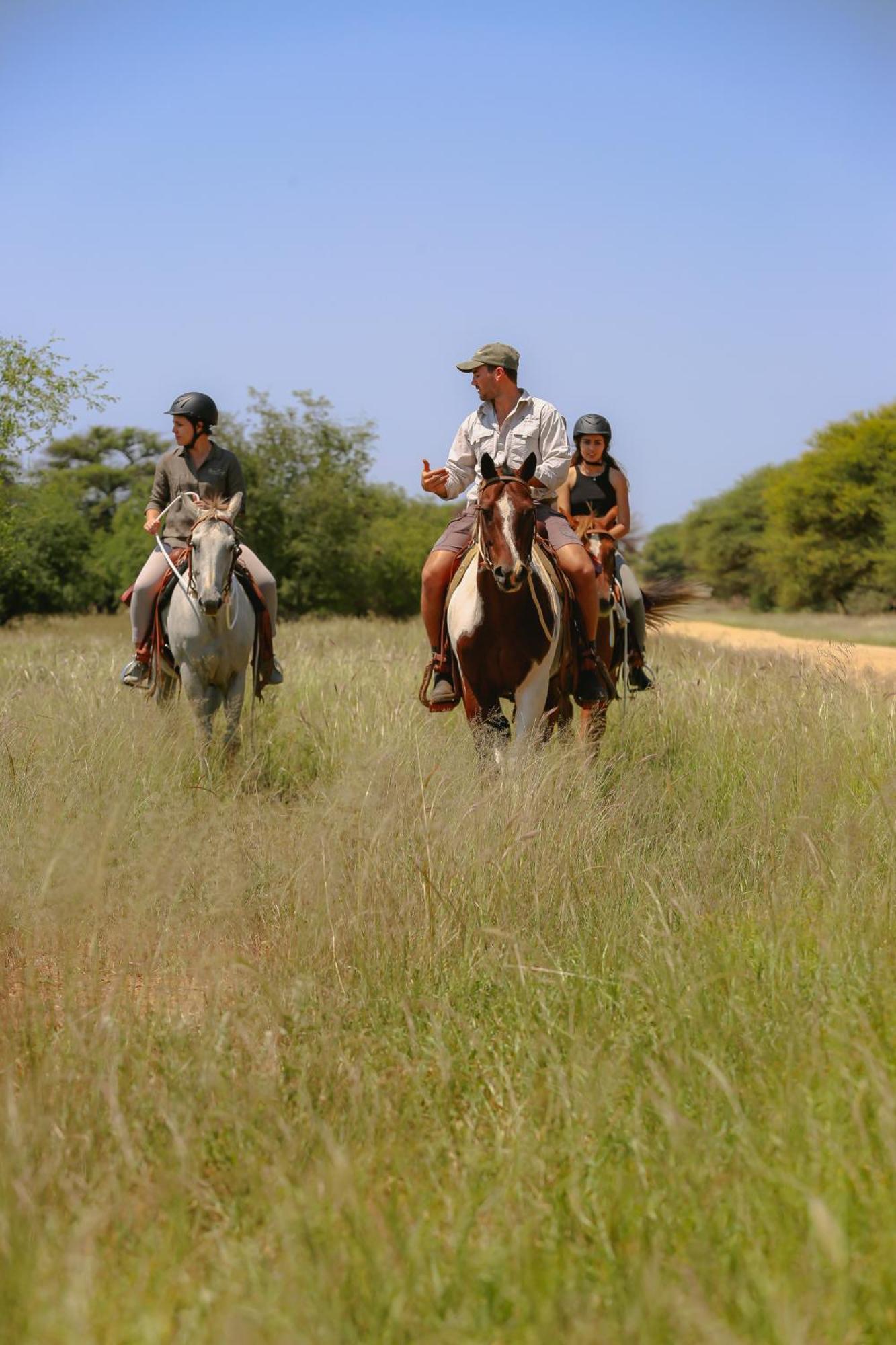 Otjiwa Safari Lodge Очиваронго Екстериор снимка