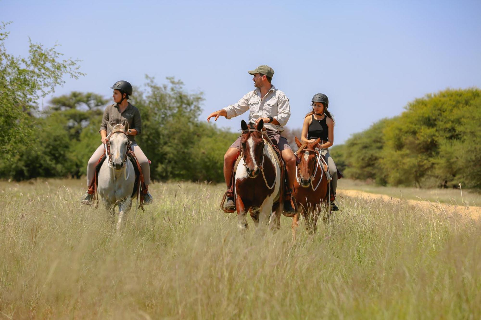 Otjiwa Safari Lodge Очиваронго Екстериор снимка