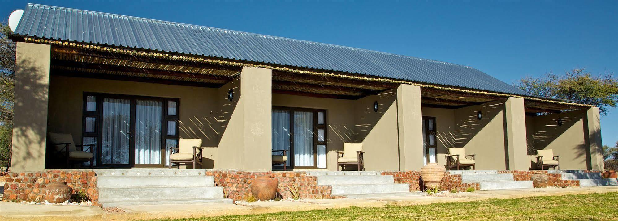 Otjiwa Safari Lodge Очиваронго Екстериор снимка